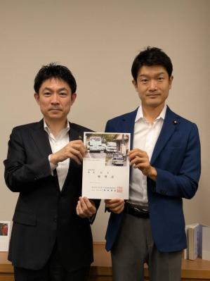 根本拓議員へ要望書を手交している写真