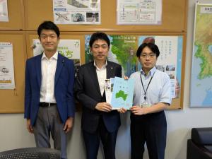 沓掛局長へ要望書を手交している写真