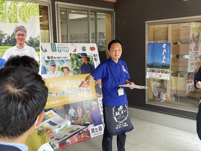 「もったいない野菜マルシェ」の開催説明をする矢吹店長