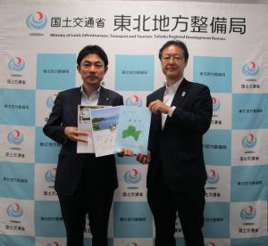 西村拓局長へ要望書を手交している写真