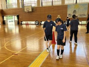視覚障がい者体験にて白杖を用いて歩く様子