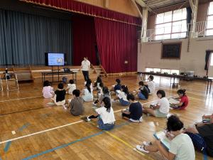 ユニバーサルデザインについての説明を聞く子どもたちの様子