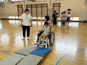 車いす体験にて段差を乗り越える様子