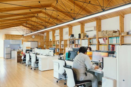 開放的な2Fには省エネタイプLED照明を採用