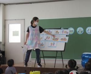 プール遊びのお約束を聞いている児童