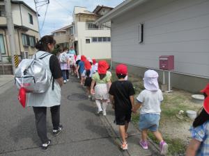 友達と手をつないで避難する児童