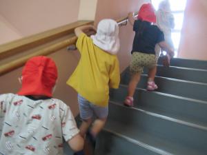 並んで階段を登る児童