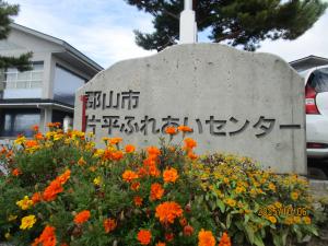 門の右側の花