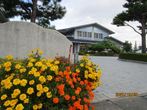 門の左側の花