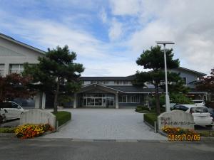 建物と花