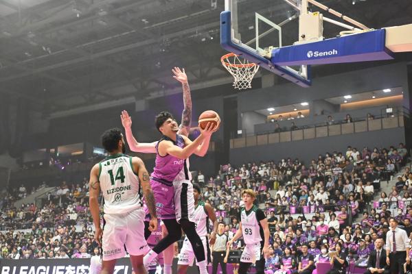 プロバスケ福島ファイヤーボンズの選手がシュートを狙っている様子