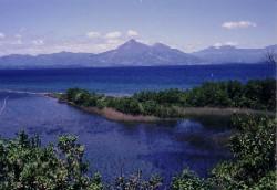 湖南町舟津の鬼沼地区から見た猪苗代湖と磐梯山の写真