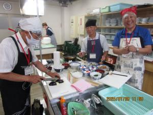 かんたんナス料理、鮮やかな包丁さばきの95歳を盛り上げる６9歳男子2名