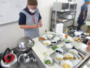 お味噌と好みの具材をラップで包んで味噌玉づくり