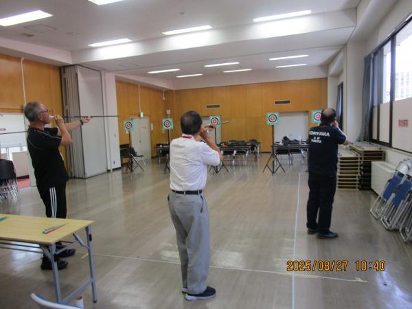 5メートル先の的にあてます