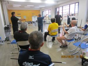 礼に始まるのが吹矢道