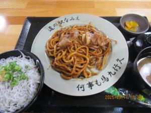 お昼は浪江焼そばとしらす丼。何事も馬くいく