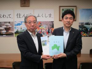 椎根会長から佐藤副知事へ要望書を手交している写真