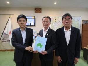椎根会長から西山議長へ要望書を手交している写真