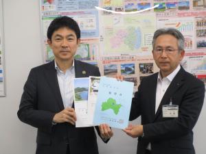 椎根会長から矢澤部長へ要望書を手交している写真