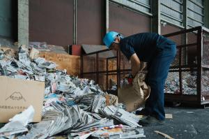 古紙、雜紙の分別作業を行う担当の齊藤さん
