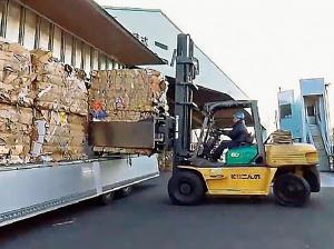 古紙ベールを製紙メーカーへ出荷
