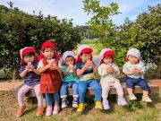 たんぽぽ組がジュースを飲む様子