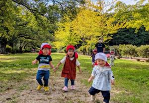 公園を笑顔で歩く様子