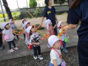 空を見上げてヘリコプターを見る様子