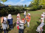 しゃぼん玉を追いかける子どもたち