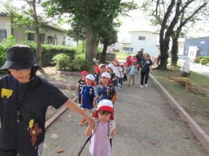 手をつないで歩く以上児さん