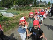 カメラにピースする子どもたち