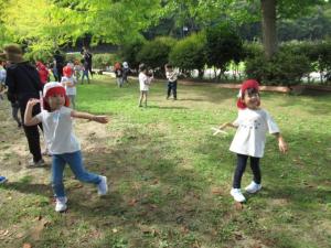 ブーメランを勢いよく投げる子どもたち