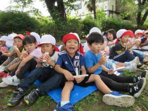 ジュースを飲んで休憩している様子