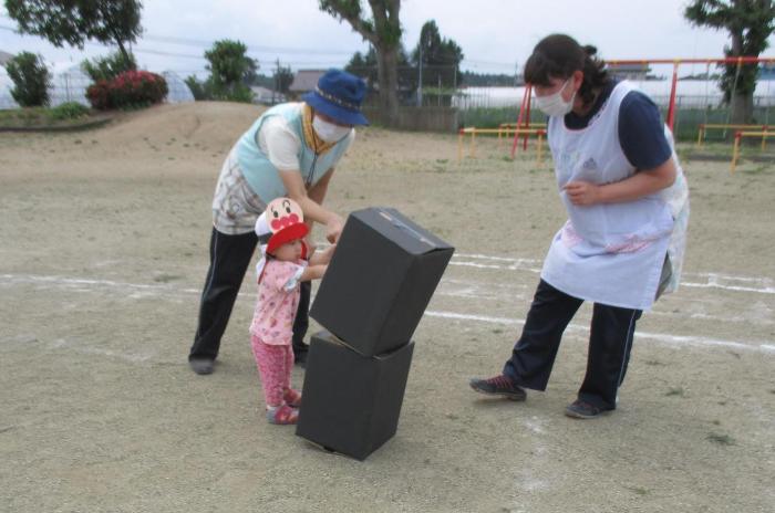 障害物競争に参加する子供