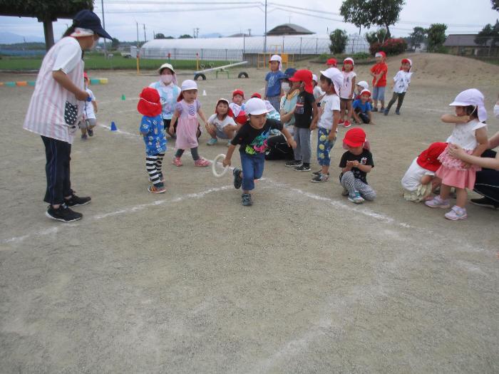 リレーで走る子供たち