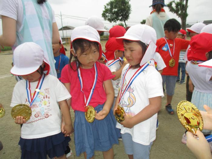 メダルをもらった子供たち