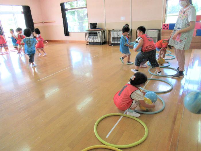 ボールを自分の陣地に沢山入れる競争をしている