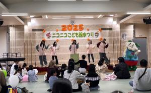 ニコニコこども館まつり2025のステージの様子