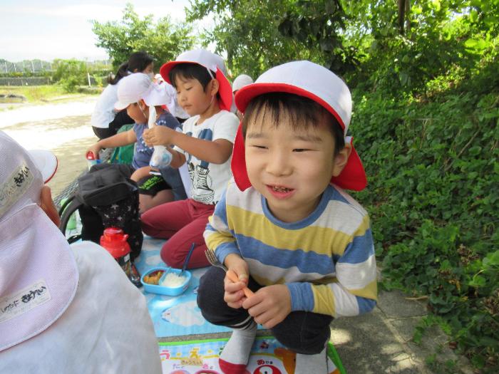 お弁当を食べて笑顔の男の子