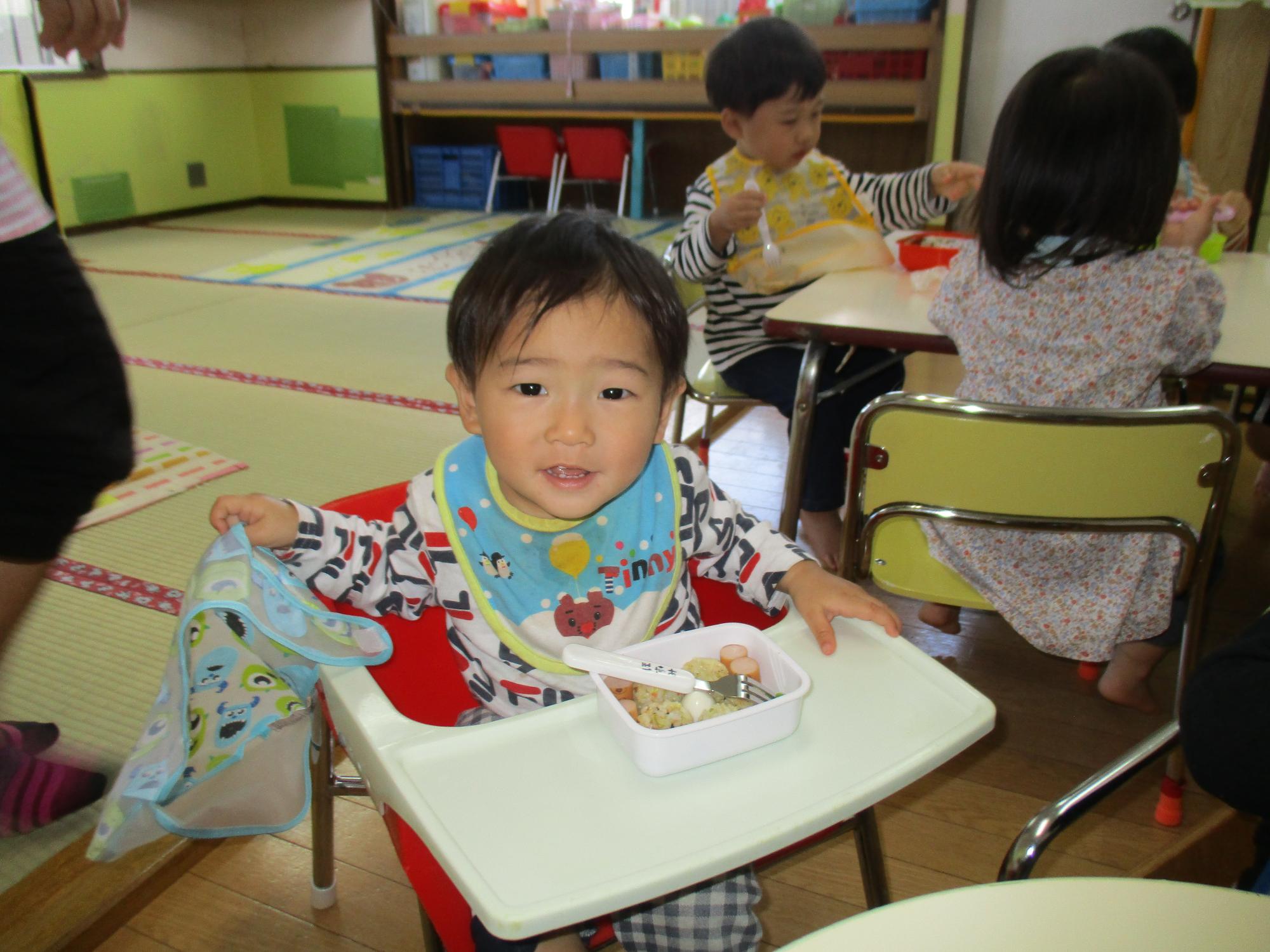 お弁当を食べる子供