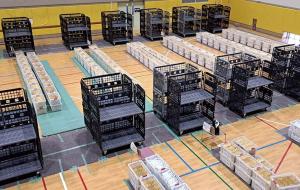 写真＿体育館にならぶ記念品の様子