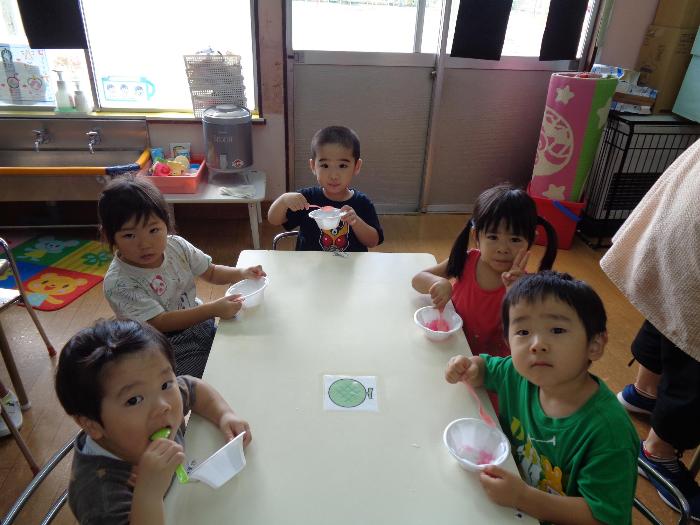 かき氷を食べる子ども5人