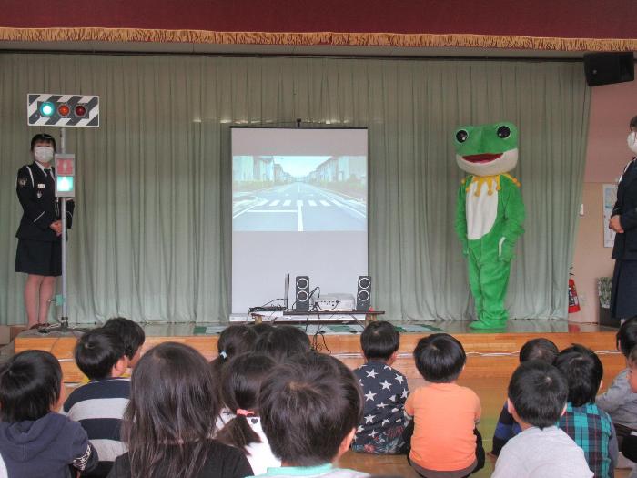 道路の渡り方についての映像を見ている