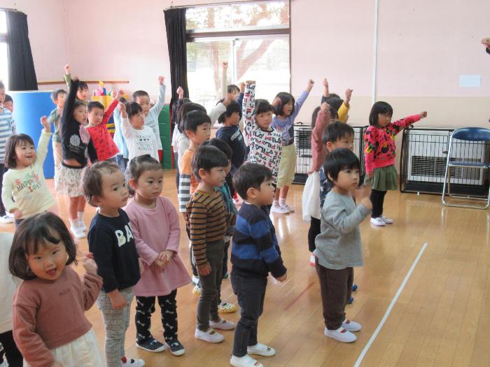 交通安全の歌に合わせて踊っている子ども達