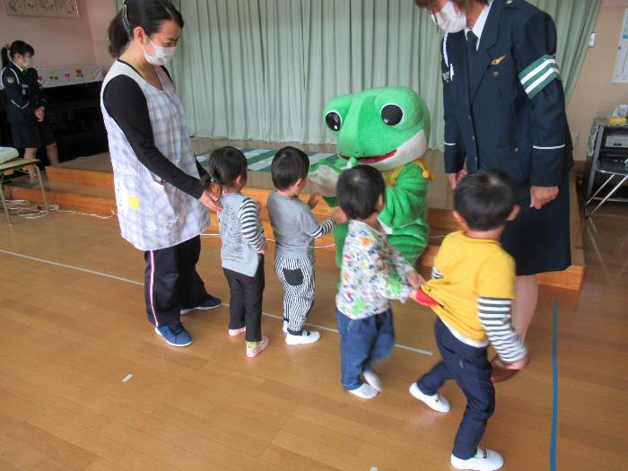 カエルの着ぐるみにバイバイと手を振る男の子