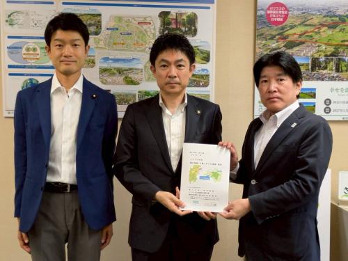 根本議員、椎根市長、中田都市局長
