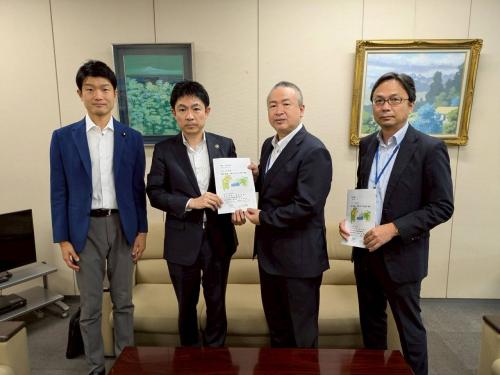 根本議員、椎根市長、出口自治財政局長、鳥井消防庁審議官