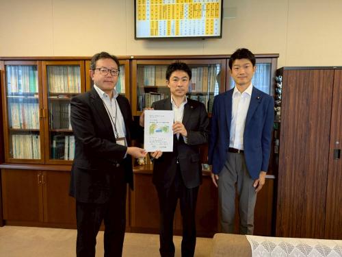 蝦名大臣官房文教施設企画・防災部長、椎根市長、根本議員