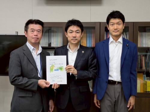 堀野学習基盤審議官、椎根市長、根本議員